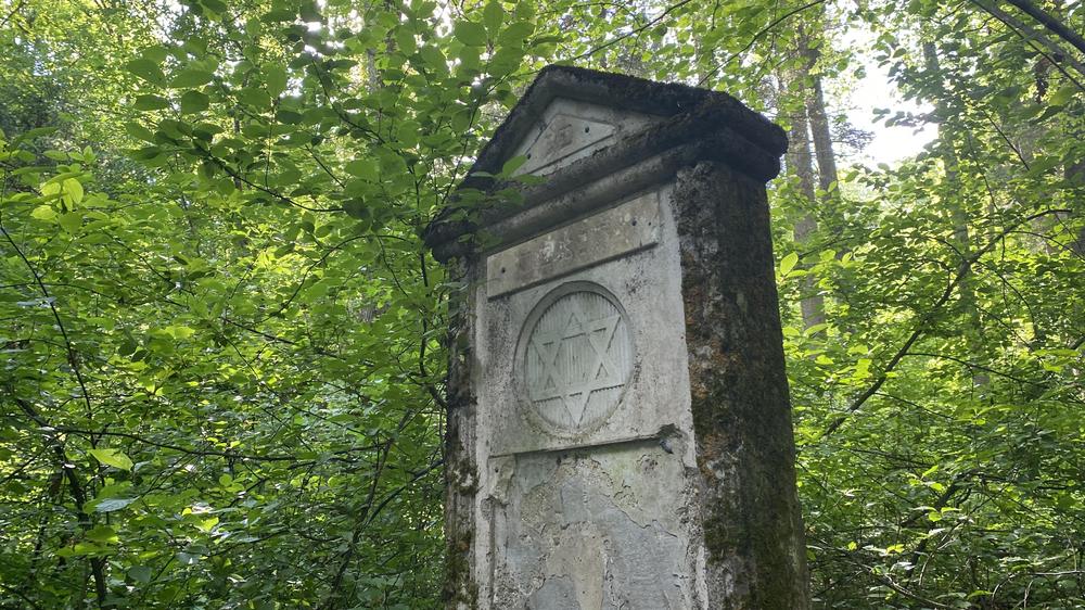 Warum in einem Feldbacher Wald ein einsamer jüdischer Grabstein steht